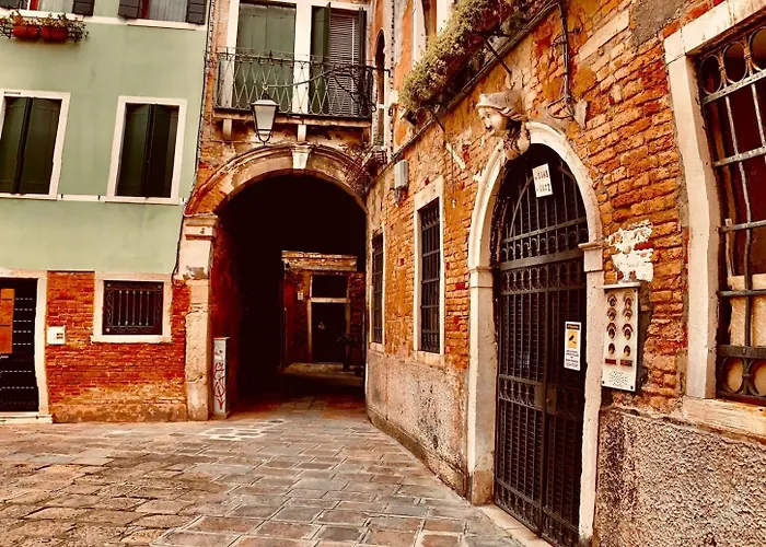 The Wolf House Greysclass Venedig